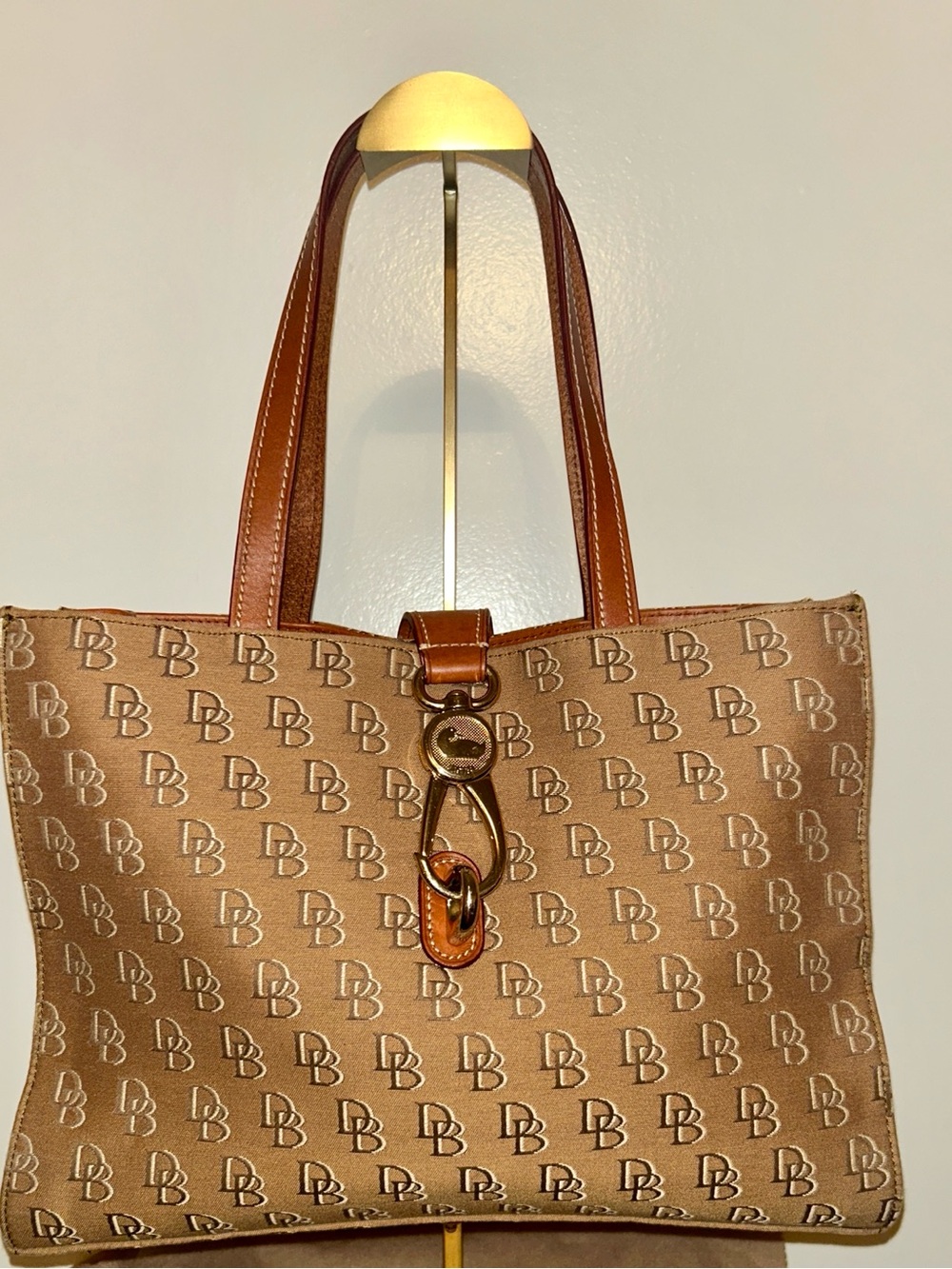 Dooney & Bourke Vintage ECU!
Signature Logo Lock Tote Bag.